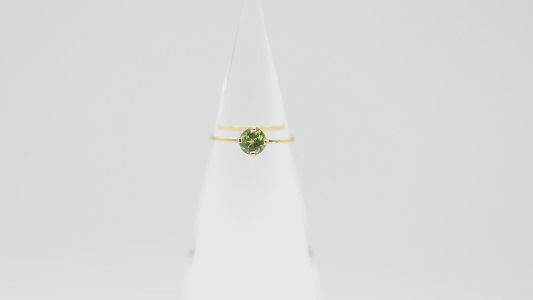 18k Yellow Gold Band With 6mm Round Peridot Stone Ring Size 7.5