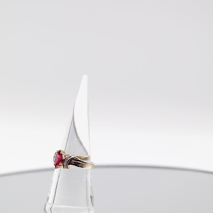 18k Yellow Gold Ring with Ruby and Diamonds - Size 6.5